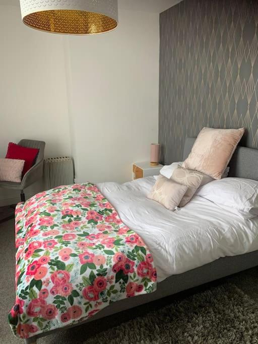 2 Bedroom Apartment *